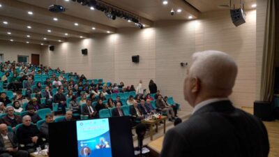 Büyükşehir Belediyesi ve KSÜ iş birliğiyle düzenlenen programda gençlere seslenen