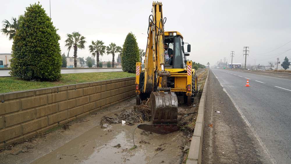 Büyükşehir Belediyesi, şehrin ana arterlerinde gerçekleştirdiği kapsamlı temizlik uygulamaları ile