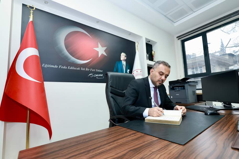 Onikişubat Belediye Başkanı Hanifi Toptaş, ilçedeki öğrencilerin mutluluğunu artırmaya yönelik