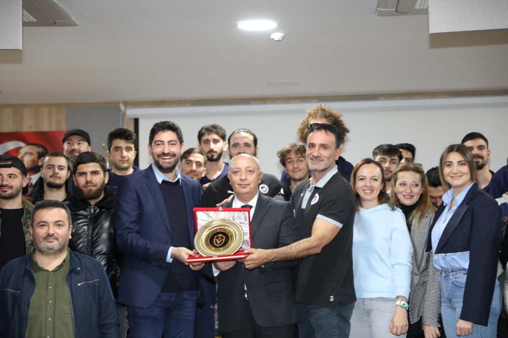 Akedaş İstiklalspor Basketbol Takımı antrenör ve basketbolcuları, Kahramanmaraş İstiklal
Üniversitesi (KİÜ)