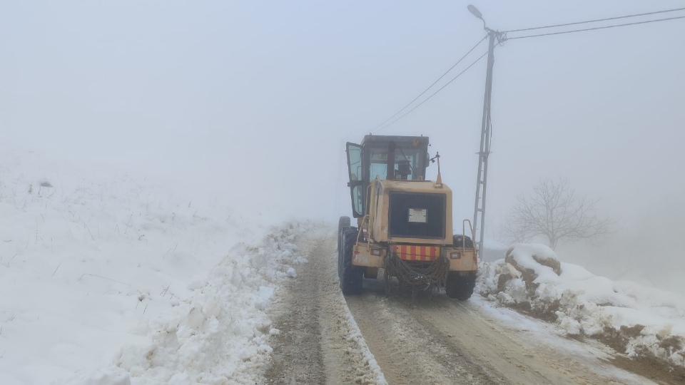 Dulkadiroğlu Belediyesi, kırsal mahallelerde yoğun kar yağışı nedeniyle kapanan yolları