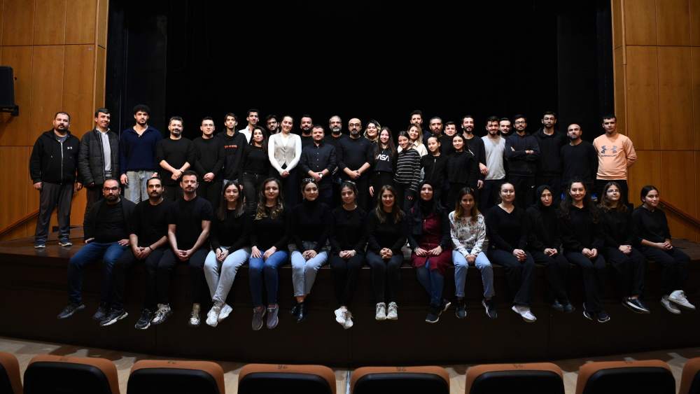 Kahramanmaraş Büyükşehir Belediyesi’nin Sahne Maraş Tiyatro Okulu, eğitimlerini başarıyla tamamlayan