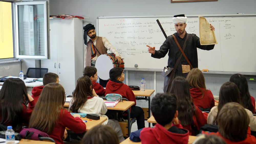 “Çatkapı” tiyatro gösterisi, okullarda
gençler için sahne alıyor.