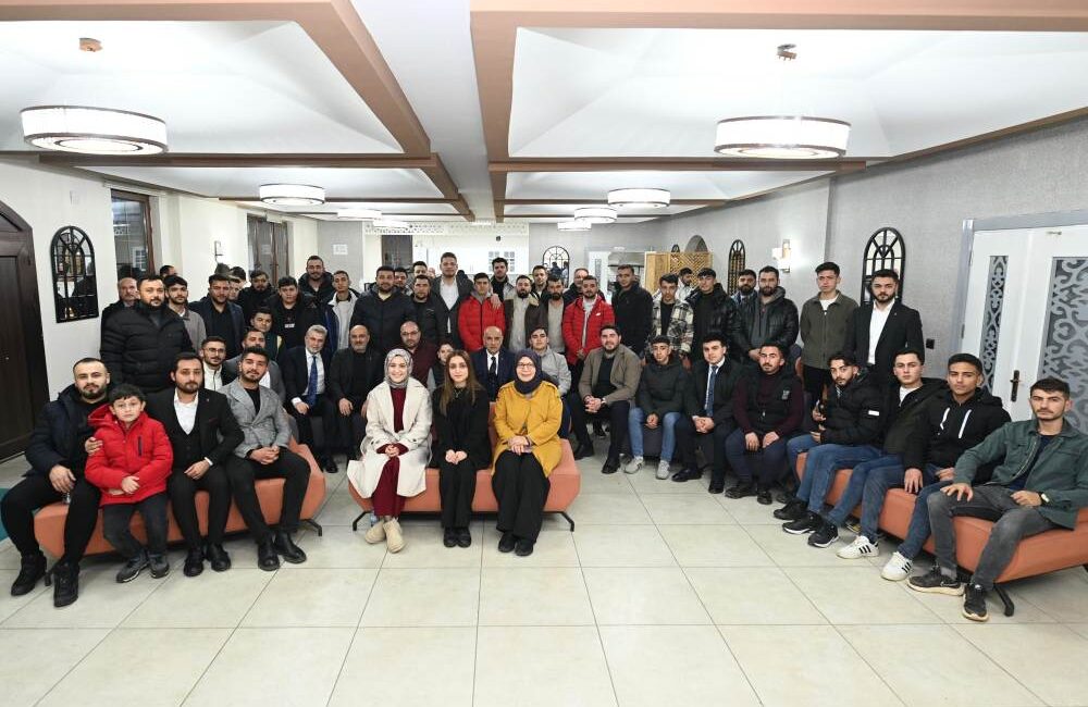 Kahramanmaraş Büyükşehir Belediye Başkanı Fırat Görgel, Göksun’da gençlerle bir araya