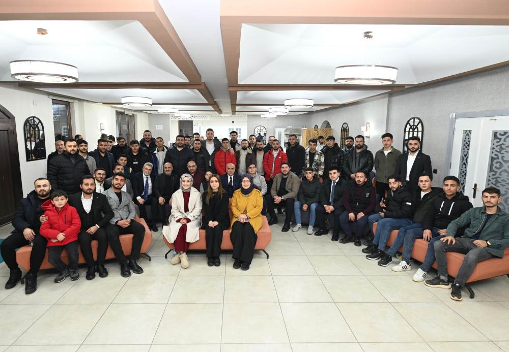 Kahramanmaraş Büyükşehir Belediye Başkanı Fırat Görgel, Göksun’da gençlerle bir araya