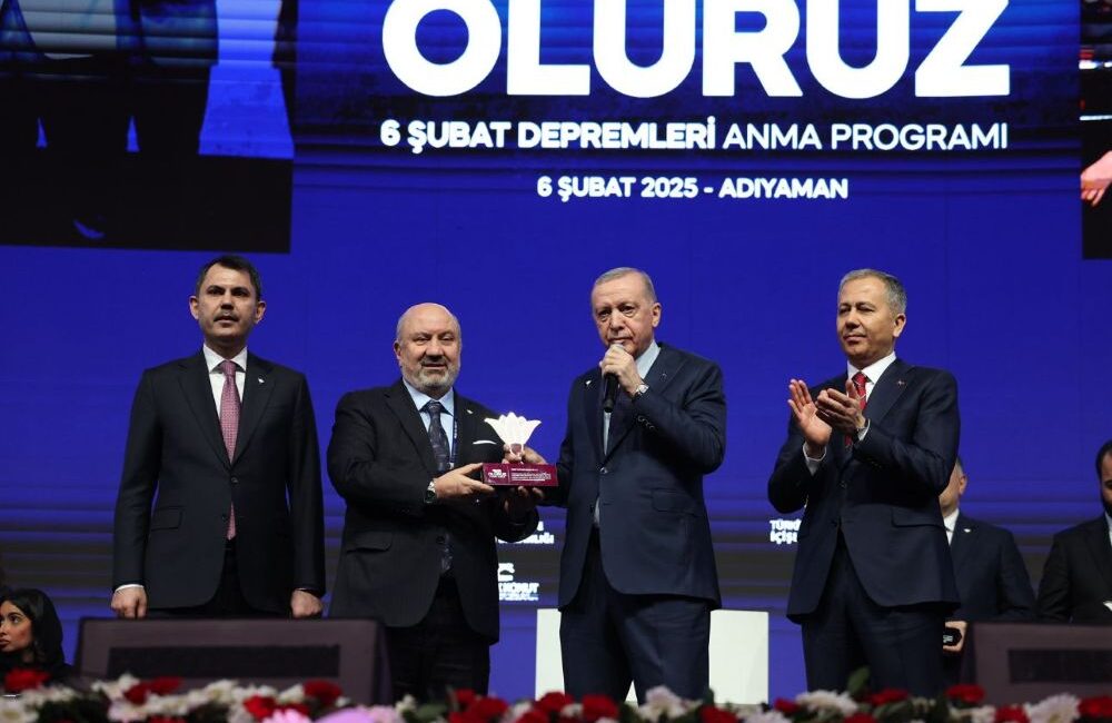 Vakıf Katılım Genel Müdürü Mehmet Ali Akben’e,
Cumhurbaşkanı Recep Tayyip Erdoğan