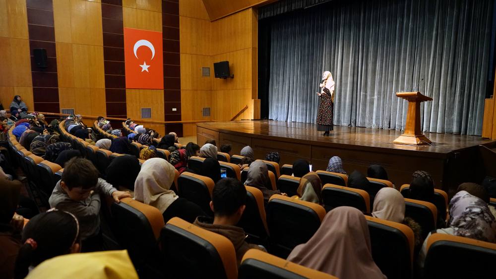 Büyükşehir Belediyesi tarafından düzenlenen “Kavgacı Çocuklar ve Aile Olabilmek” konulu