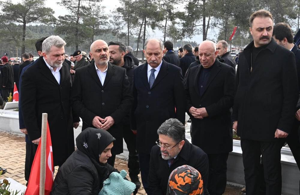 6 Şubat depremlerinin yıl dönümü dolayısıyla Kapıçam Şehir Mezarlığı’nda duygusal