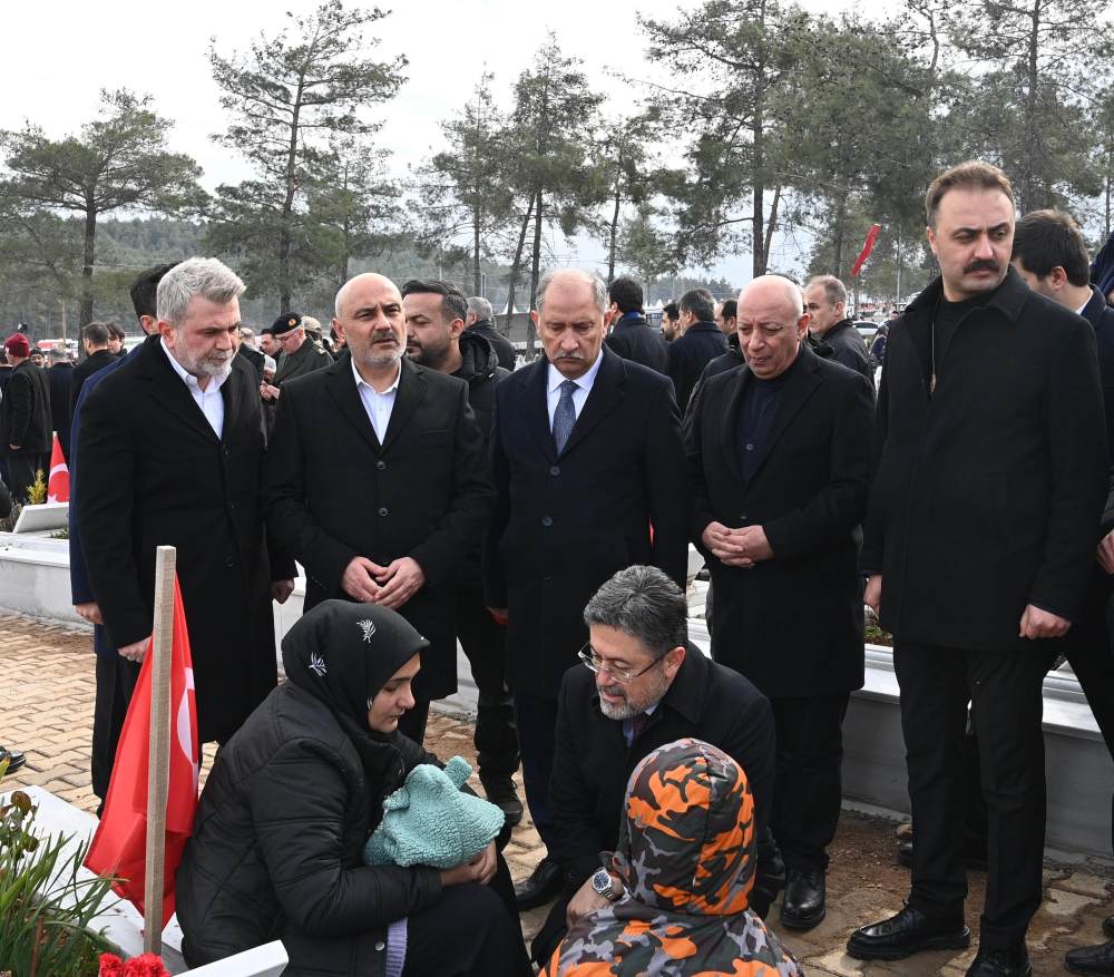 6 Şubat depremlerinin yıl dönümü dolayısıyla Kapıçam Şehir Mezarlığı’nda duygusal