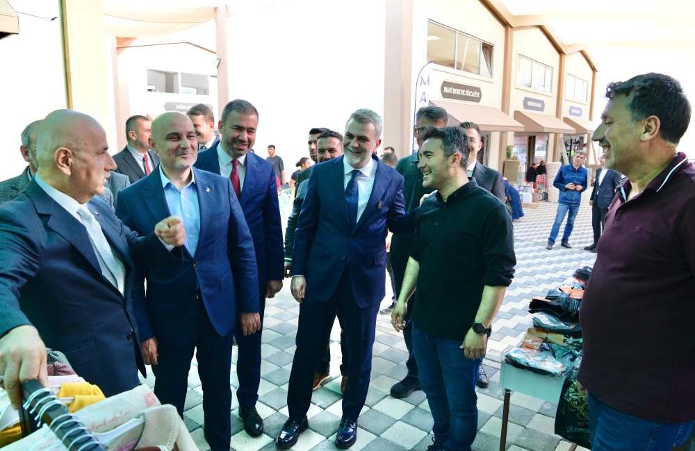 Esnaf ve Vatandaşlarla Bir Araya Geldi
Derepazarı Esnaf Çarşısı’nı ziyaret ederek