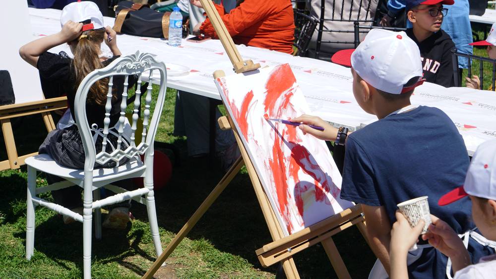 Büyükşehir Belediyesinin Aliya İzzetbegoviç Millet Bahçesi’nde düzenlediği “Bayrak”
temalı resim atölyesinde