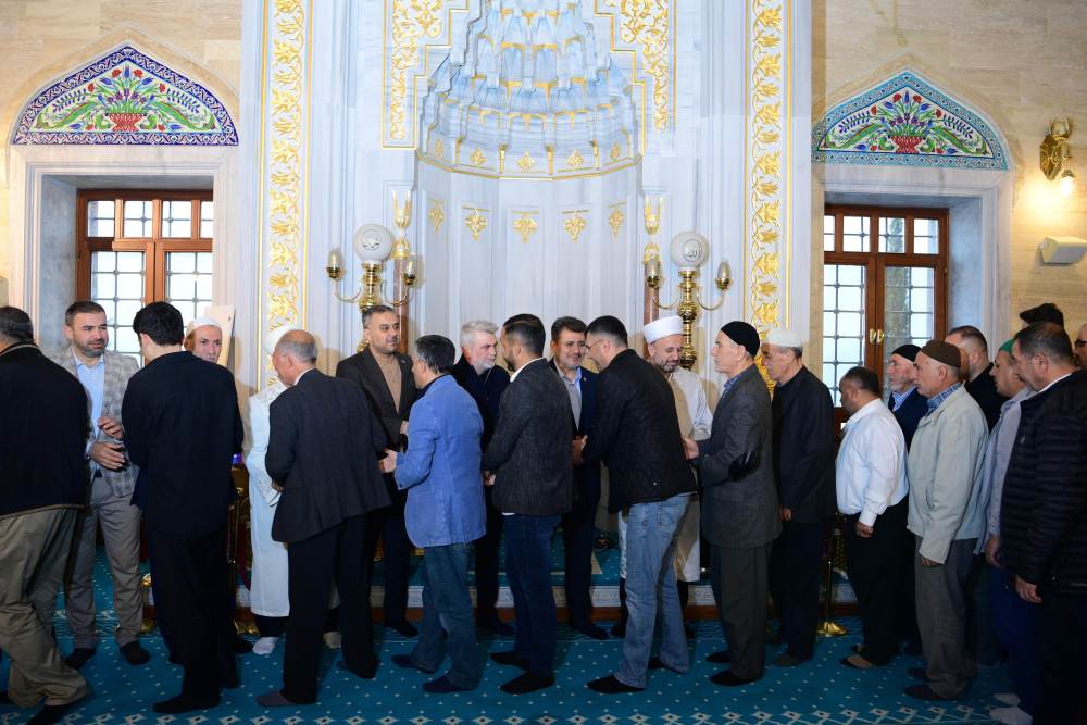 Abdülhamid Han Camii’nde kılınan bayram namazının ardından vatandaşlarla bir araya