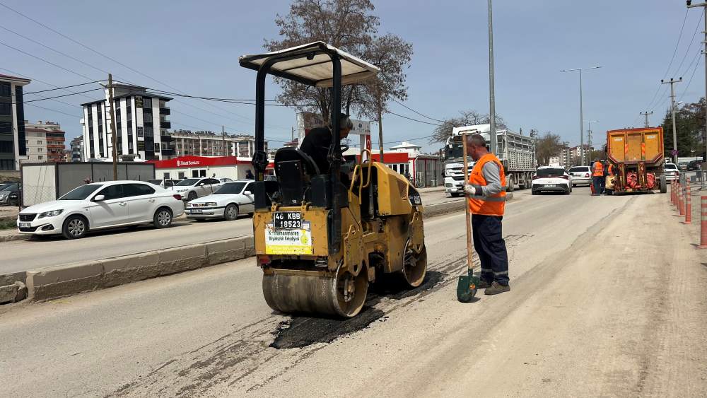 Büyükşehir Belediyesi, Elbistan’ın en işlek arterlerinden Çeçenistan Caddesi’nde bakım
ve onarım