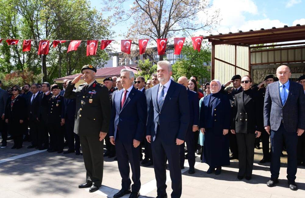 Şehre İstiklal Madalyası verilişinin 100. yılında düzenlenen kutlama programına katılan
Başkan