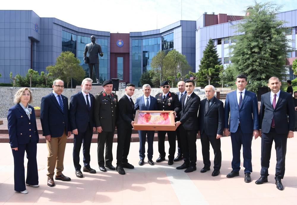 Büyükşehir Belediye Başkanı Fırat Görgel, Türk milletinin şanla yazdığı Çanakkale
Destanı’nın