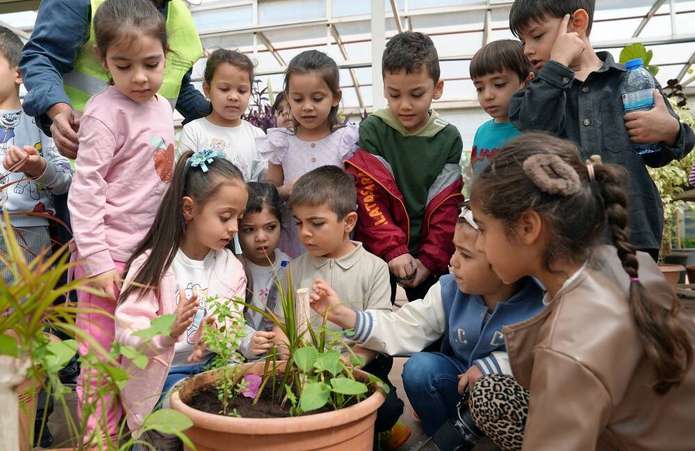 Büyükşehir Belediyesi, Şehit Fatih Gök İlkokulu öğrencilerini serada ağırlayarak çiçeklerin