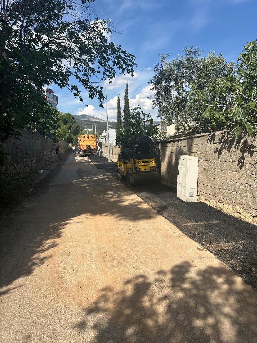 Onikişubat Belediyesi Fen İşleri Müdürlüğü ekipleri, ilçedeki altyapı çalışmaları nedeniyle