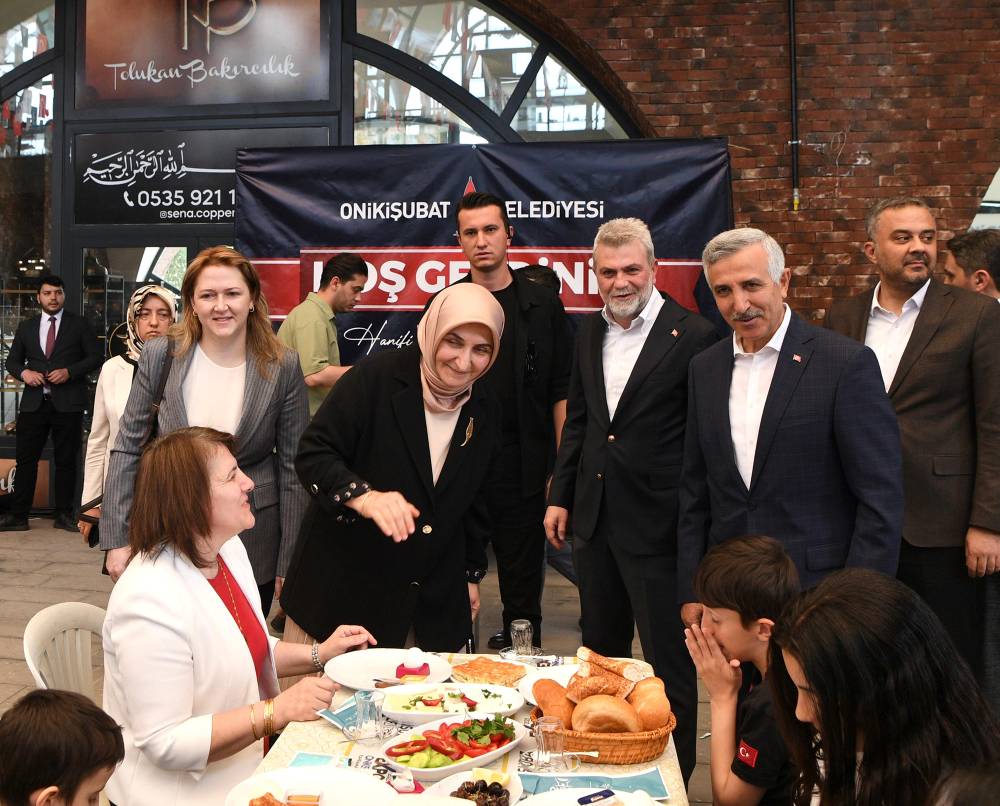 Anneler Günü dolayısıyla düzenlenen programda şehit ve gazi anneleri, eşleri