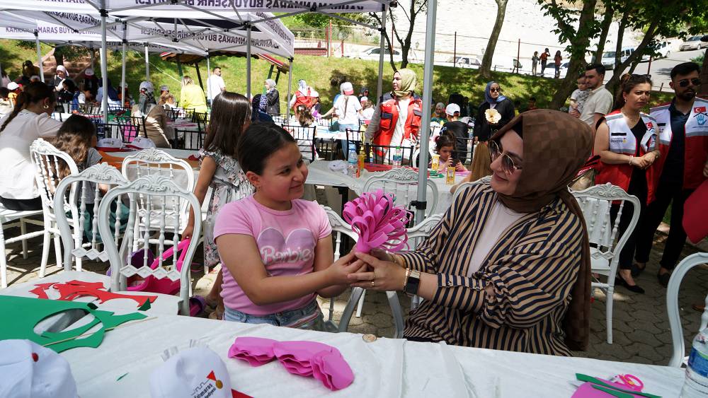 Büyükşehir Belediyesi, Anneler Günü dolayısıyla “Bugün Çiçekler Annem İçin” temalı
yapay