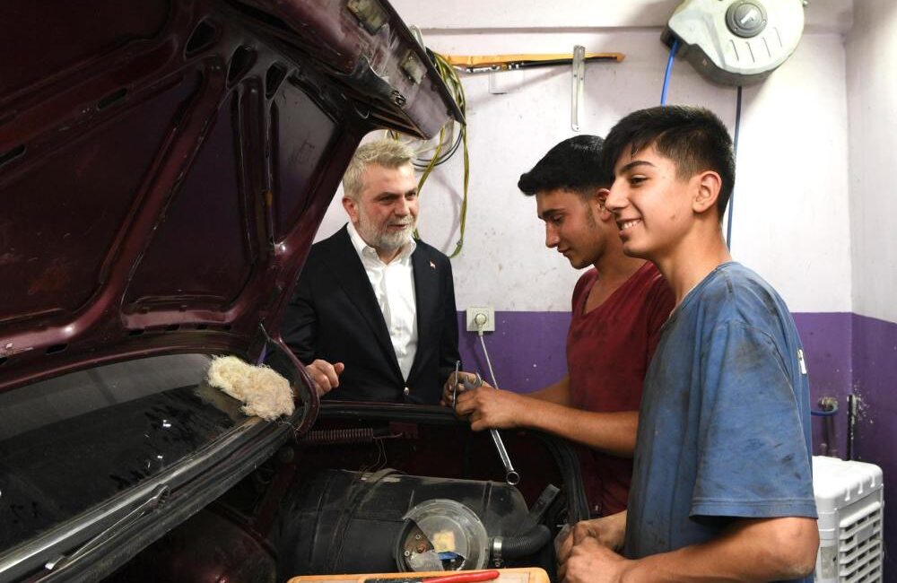 Büyükşehir Belediye Başkanı Fırat Görgel, Dulkadiroğlu Kanuni Mahallesi’nde esnaf ve
vatandaşlarla