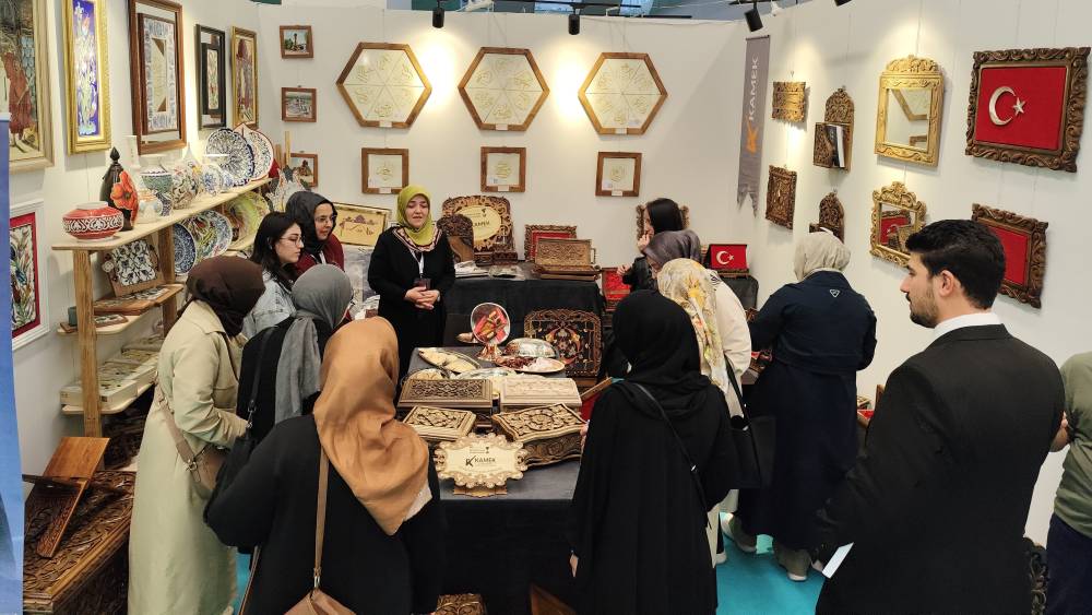 Büyükşehir Belediyesi, başkentte düzenlenen Uluslararası İslam Sanatları Fuarı’nda
açtığı stantta Kahramanmaraş’ın