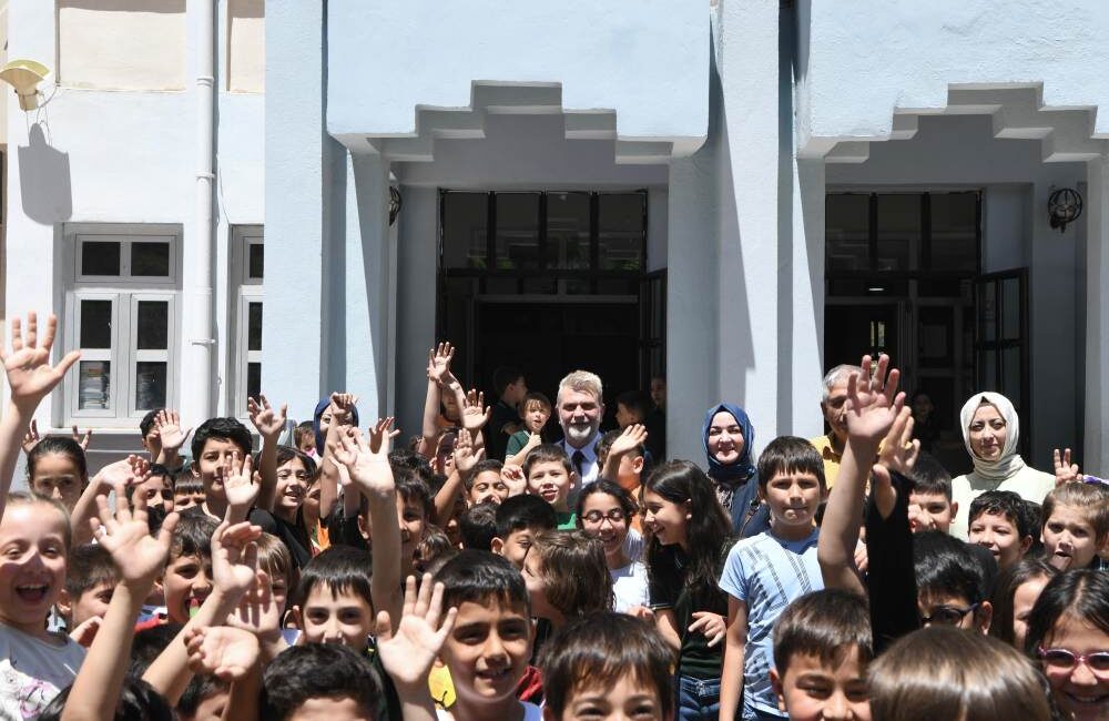 Bahaettin Karakoç İlkokulu’nu ziyaret ederek çocuklarla bir araya gelen Başkan
Görgel,