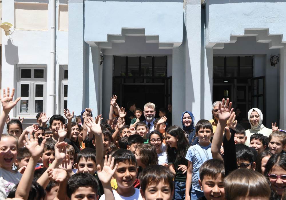 Bahaettin Karakoç İlkokulu’nu ziyaret ederek çocuklarla bir araya gelen Başkan
Görgel,