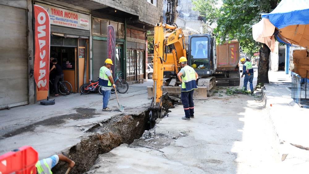 KASKİ koordinesinde şehir merkezindeki 14 mahallenin içmesuyu altyapısı tamamen
yenileniyor. Toplam