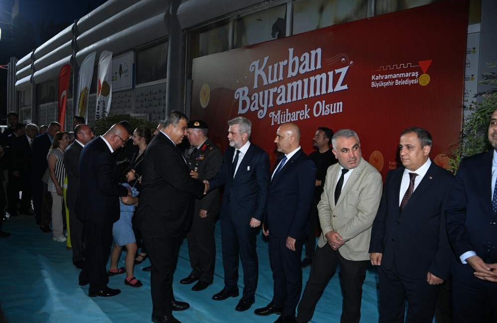Protokolü ve Vatandaşlar Bir Araya Geldi
Milli İrade Meydanı’nda düzenlenen geleneksel