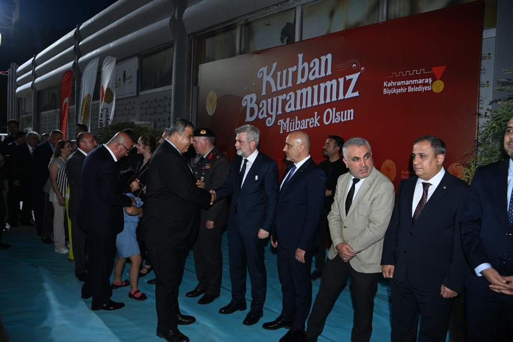 Protokolü ve Vatandaşlar Bir Araya Geldi
Milli İrade Meydanı’nda düzenlenen geleneksel