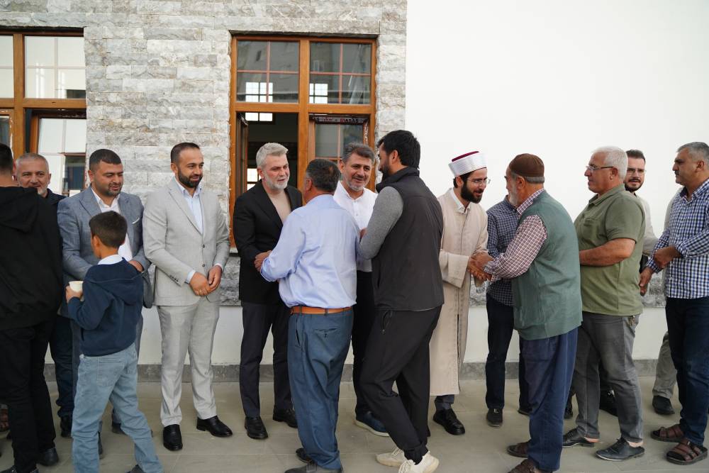 Dulkadiroğlu Yenikent’te bulunan Sema Dokumacı Camii’nde kılınan Bayram
Namazı’nın ardından vatandaşlarla