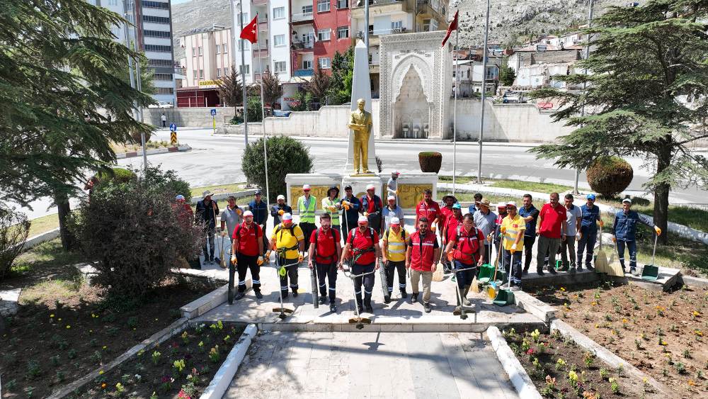 Büyükşehir Belediyesi, Elbistan’da geniş çaplı temizlik seferberliği başlattı. 50 personel
ve