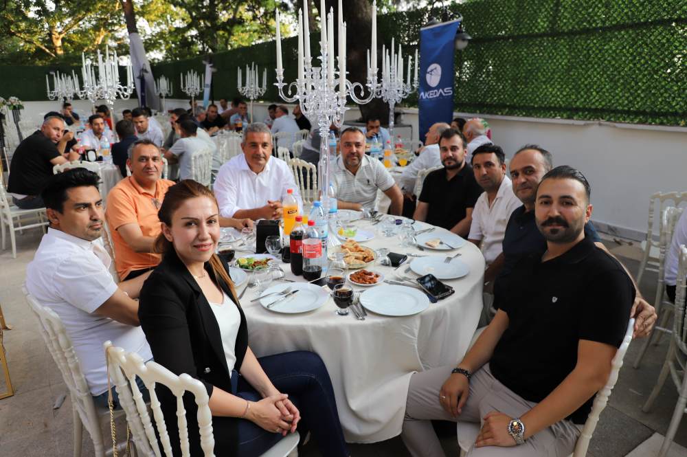 AKEDAŞ, personelleriyle birlikte geleneksel bayramlaşma etkinliğinde bir araya geldi. Kurban