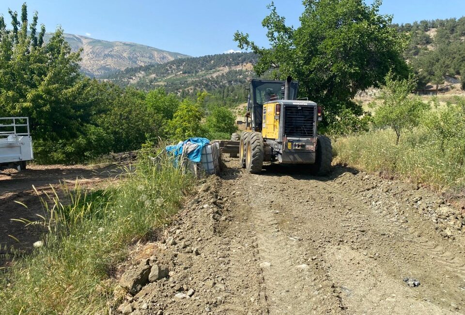 Dulkadiroğlu Belediyesi Fen İşleri Müdürlüğü ekipleri, ilçenin kırsal mahallelerinde yoğun