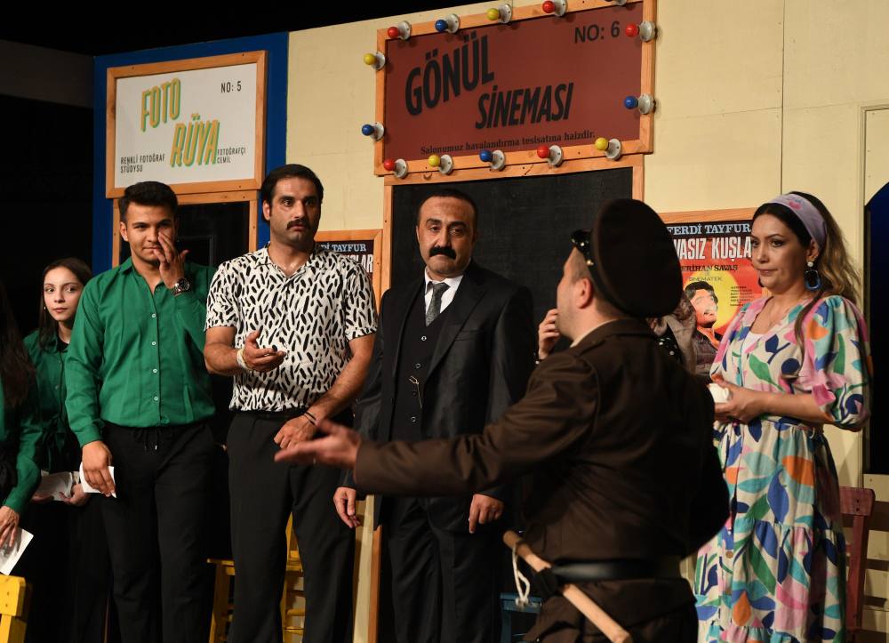 Büyükşehir Belediyesi Sahne Maraş Tiyatro Okulu’nun sahnelediği “O Film Öyle
Değil”