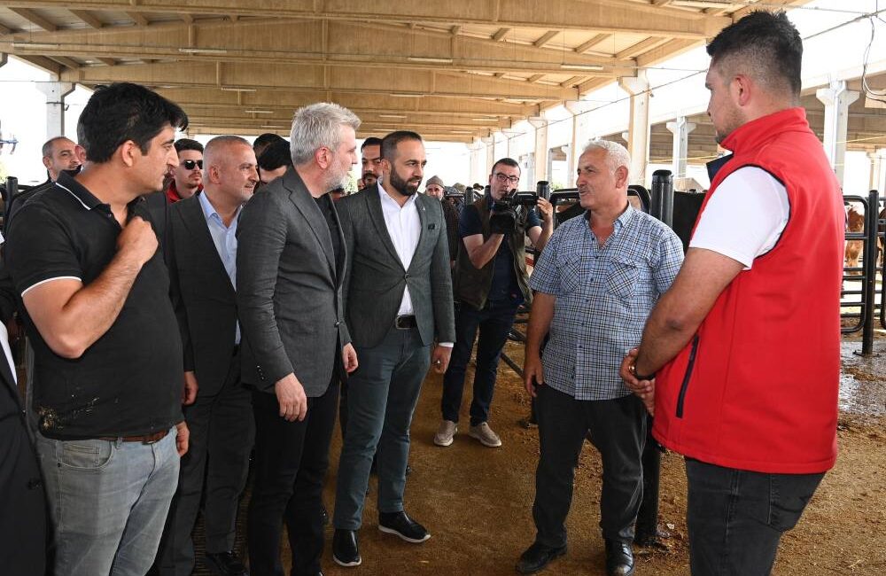 Kurban Bayramı arifesi Canlı Hayvan Pazarı’nı ziyaret ederek incelemelerde bulunan
Başkan