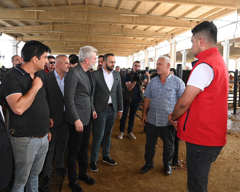 Kurban Bayramı arifesi Canlı Hayvan Pazarı’nı ziyaret ederek incelemelerde bulunan
Başkan