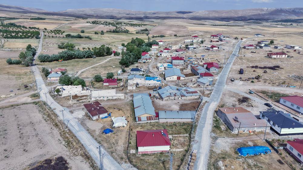 Büyükşehir Belediyesi, Elbistan’ın kırsal mahallelerinden Beyyurdu’nun ana arterini 6 bin