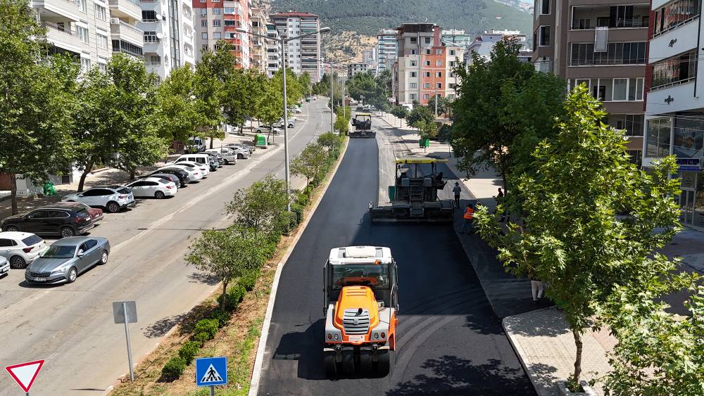 Büyükşehir Belediyesi, Genç Osman Caddesi’nde 
yaklaşık 1 kilometrelik kısmın sıcak