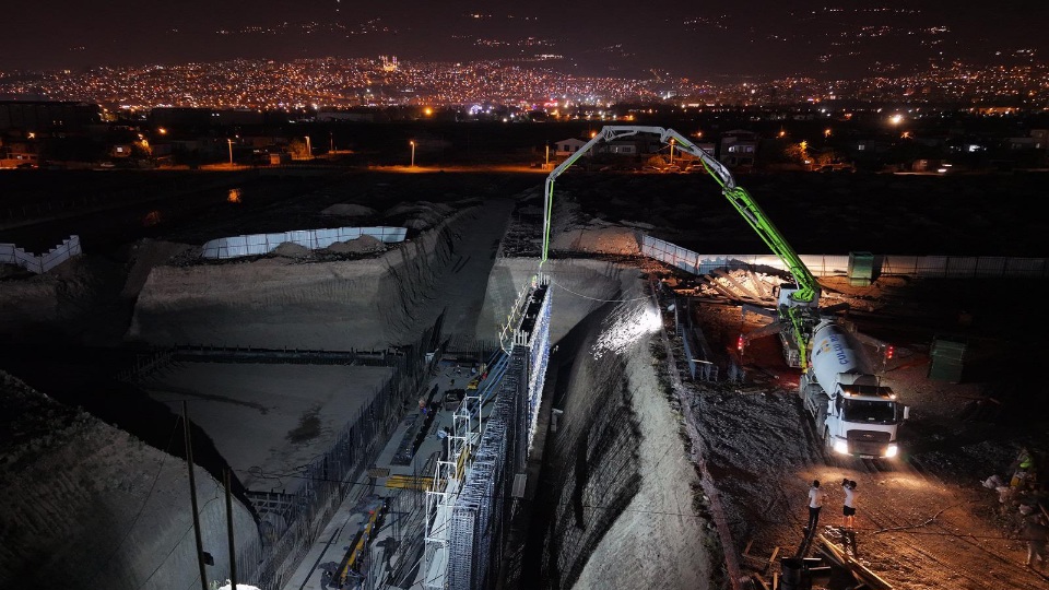 Kılavuzlu İçmesuyu İsale Hattı çalışmaları gece gündüz durmaksızın sürüyor.