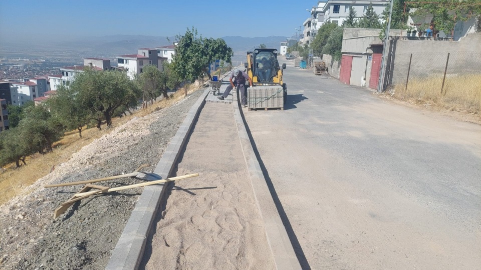 Dulkadiroğlu Belediyesi Fen İşleri Müdürlüğü ekipleri, ilçe genelinde sürdürdüğü üstyapı
