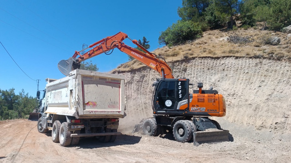 Dulkadiroğlu Belediyesi Fen İşleri Müdürlüğü ekipleri, ilçenin kırsal mahallelerinde ulaşım