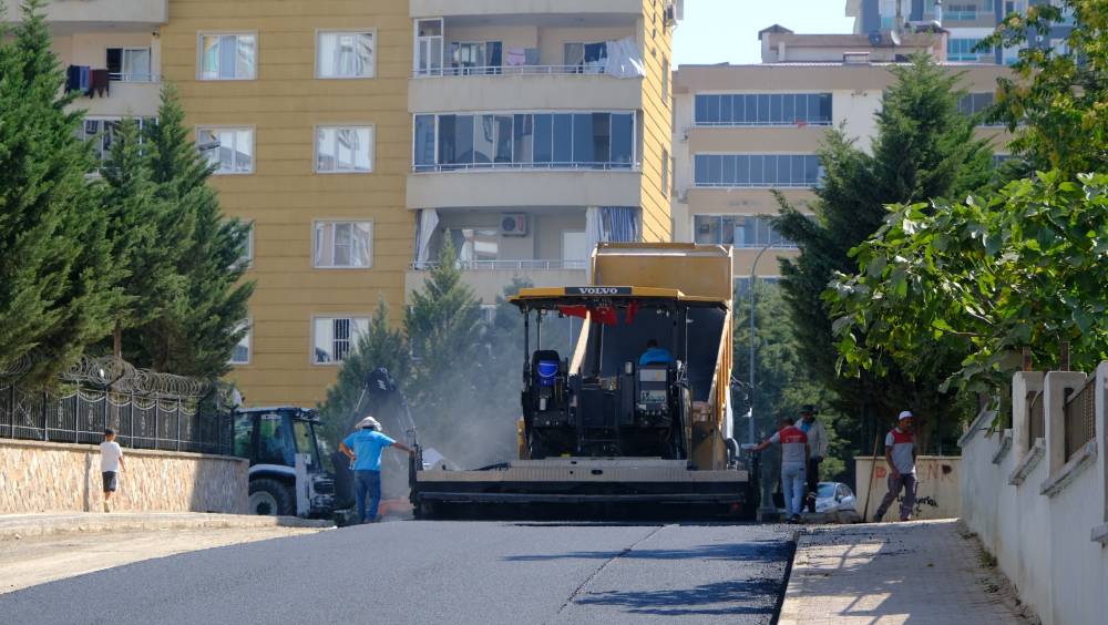 Onikişubat Belediyesi, başlattığı asfalt
hamlesini aralıksız sürdürüyor.