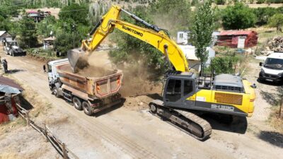 Büyükşehir Belediyesi, Göksun’un Yeniyapan Mahallesi’nin ana yolunda genişletme
çalışmalarını sürdürüyor. Darlığı