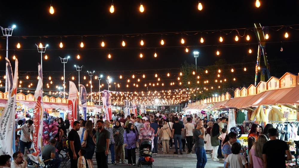 Büyükşehir Belediyesinin Geleneksel Ağustos Fuarı altıncı gününde de büyük bir