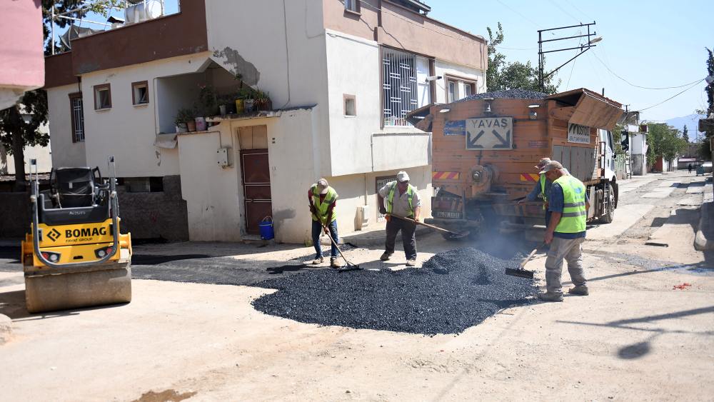 KASKİ, altyapı sonrası bozulan yolları sıcak asfaltla yeniliyor.