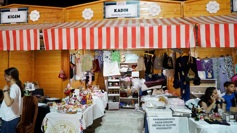 Yıl içerisinde Büyükşehir Belediyesinin kurslarında eğitim alan kadınlar, ürettikleri el