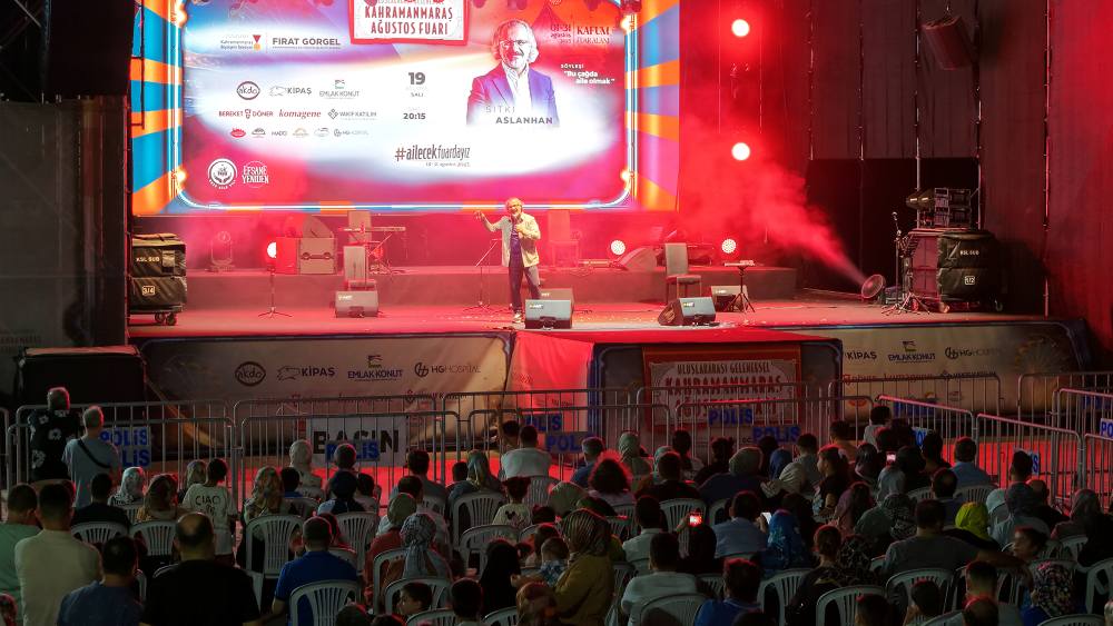 Geleneksel Ağustos Fuarı’nda düzenlenen “Bu Çağda Aile Olmak” söyleşisinde 
eğitimci