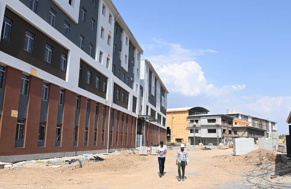 KSÜ’de yapımı devam eden öğrenci yurtları ve sosyal tesiste incelemelerde