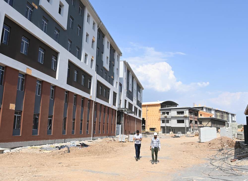 KSÜ’de yapımı devam eden öğrenci yurtları ve sosyal tesiste incelemelerde